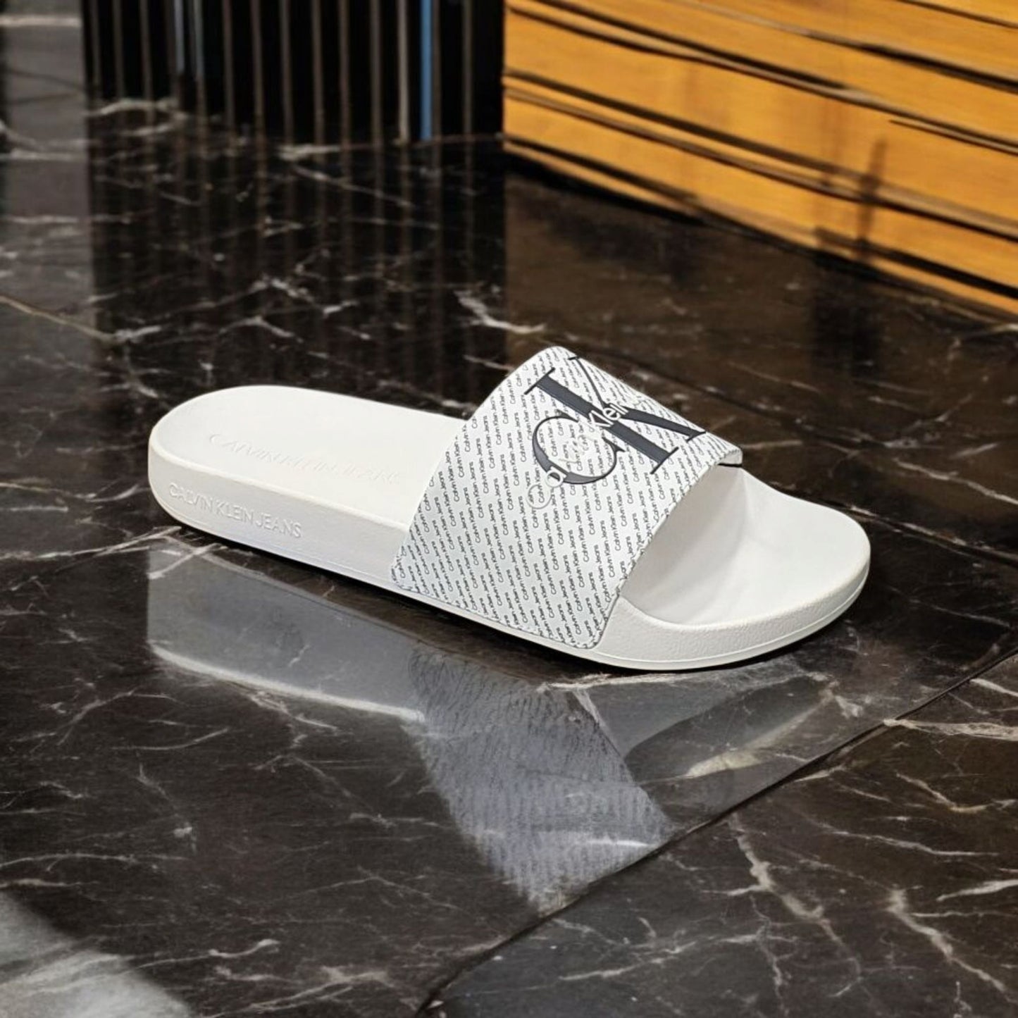 CHINELO CALVIN KLEIN